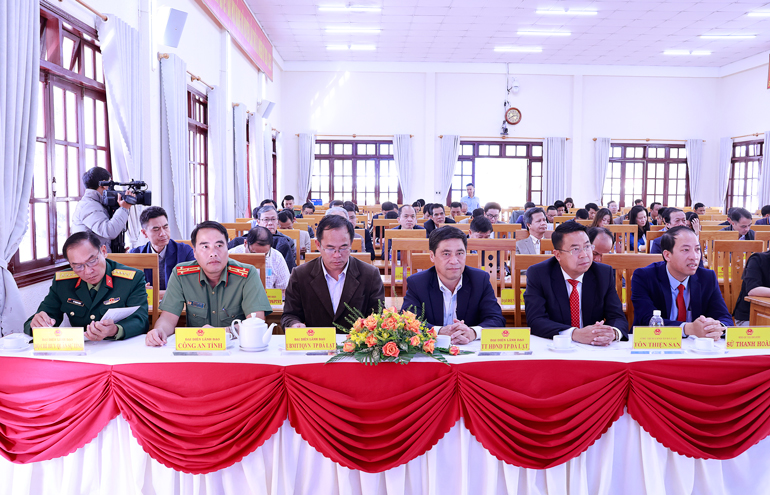 Lãnh đạo UBND TP Đà Lạt và UBND huyện Lạc Dương tham dự hội nghị 