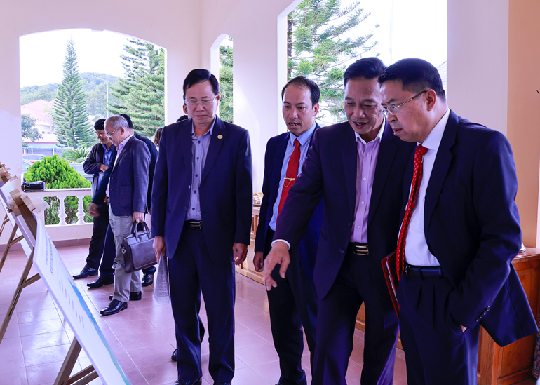 Lãnh đạo Sở Xây dựng và lãnh đạo TP Đà Lạt, huyện Lạc Dương thăm quan khu trung bày bản vẽ đồ án quy hoạch được duyệt